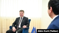 I dërguari i BE-së për dialogun Kosovë-Serbi, Mirosllav Lajçak, gjatë një takimi në Prishtinë me kryeministrin e Kosovës, Albin Kurti. Fotografi nga arkivi. 