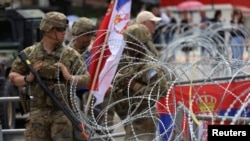 Ushtarë të KFOR-it patrullojnë para objektit të komunës në Leposaviq, 31 maj 2023.
