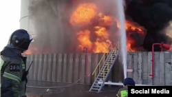 Imagine cu incendiul din portul Azov postat de Ministerul rus pentru Situații de Urgență pe 18 iunie 2024.