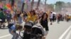 Edlira Mara dhe Alba Ahmetaj gjatë një parade të krenarisë në Tiranë, Shqipëri.