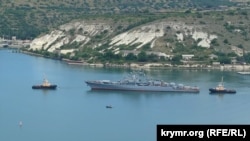 Корабель проекту 1135 у Севастопольській бухті. З початку війни проти України бортові номери російських кораблів зафарбовані. Архівне фото