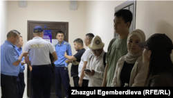 Кемпир-Абад иши боюнча сот жабык өтүп жатат. Биринчи май райондук соту, Бишкек. 22-июнь, 2023-жыл.