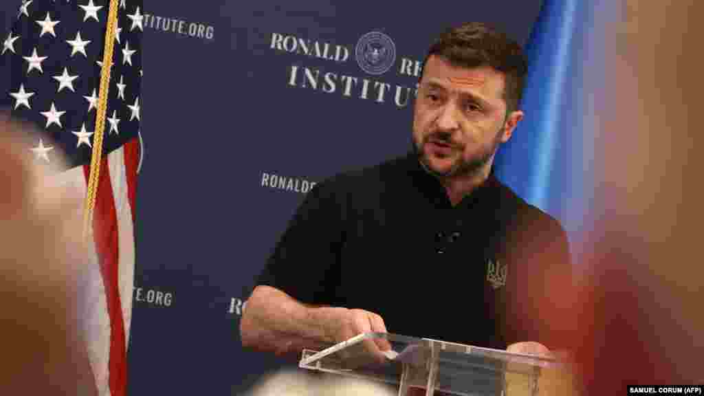 Volodimir Zelenszkij ukrán elnök a washingtoni Ronald Reagan Elnöki Alapítvány és Intézetben mondott beszédet. Az Ukrajnának nyújtandó katonai és humanitárius segélyek állnak a NATO-csúcstalálkozó középpontjában