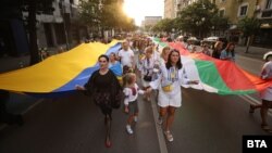 Кадър от шествието на 24 август в София. Вляво в черна рокля се вижда украинската посланичка Олеся Илашчук.