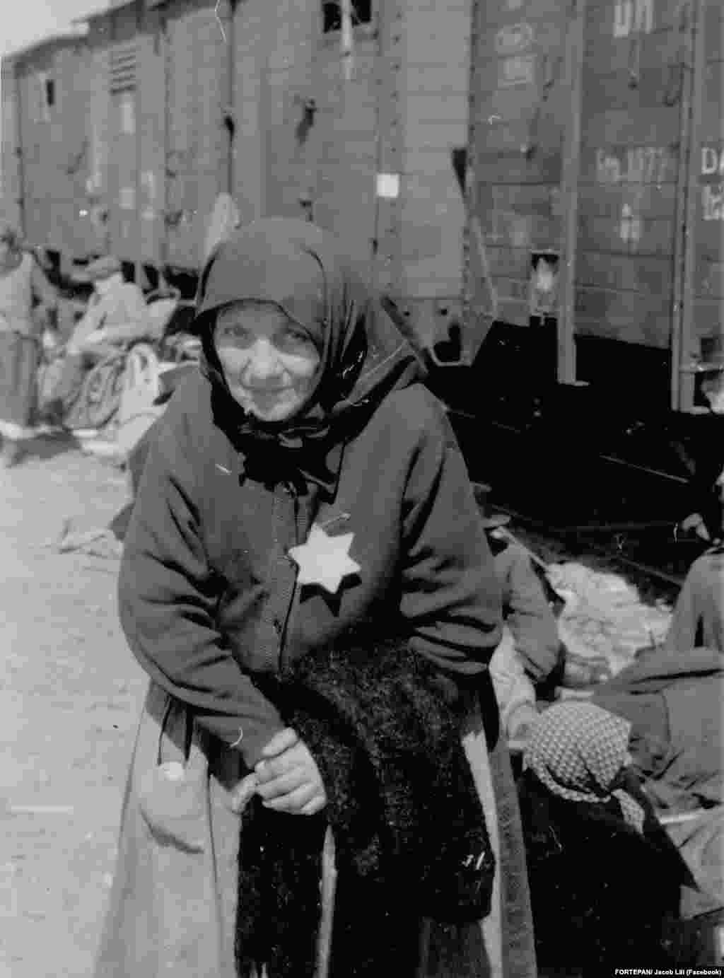 „Végre eljutottunk utunk céljához, Auschwitzhoz. Éjjel érkeztünk. Először nem tudtuk, hogy hol vagyunk, nem tudtuk, hogy mi vár ránk, de a gondolat, hogy vége ennek a hosszú, pokoli útnak, ennek az összepréselésnek, és kiszállhatunk, már maga vigasztaló volt. De örömünk rövid ideig tartott. Apus ugyanis odajutott az ablakhoz, meglátta a csíkos ruhába öltöztetett Häftlingeket (foglyokat), látta az egekbe törő lángokat, a hatalmas füstöt, az állomás feliratát: Auschwitz! – csak ennyit mondott: »El vagyunk veszve!« Majd odajött hozzánk, és halkan így szólt: »Búcsúzzunk el egymástól«, és könnyes szemmel szorította magához a kistestvéreimet. Apám már hallott a rádióban Auschwitz borzalmairól” – folytatódik az akkor 16 éves lány visszaemlékezése a Meridian közlésében. 
