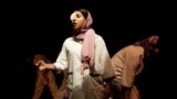 کوثر افتخاری در اجرای نمایش «خبری نیست آدم ساده»