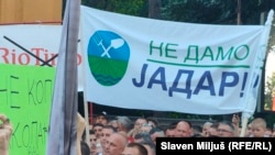 Protesta kundër kompanisë “Rio Tinto” dhe projektit për litiumin, Jadar, në Lloznicë të Serbisë. Fotografi e 28 qershorit 2024.
