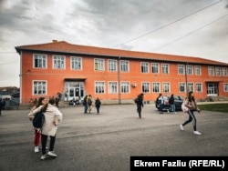 Shkolla e sistemit paralel të Serbisë “Mbreti Millutin” në Graçanicë.