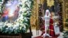 Kreu i Kishës Ortodokse të Ukrainës, Mitropoliti Epiphanius I, gjatë meshës së Krishtlindjes, në Kiev të Ukrainës, më 24 dhjetor 2023.
