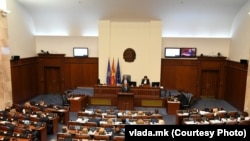 Kryeministri maqedonas, Dimitar Kovaçevski, duke folur para deputetëve në seancën plenare të Kuvendit për ndryshimet kushtetuese, Shkup, 18 gusht 2023.