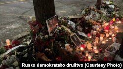 Cveće, sveće i fotografije opozicionog lidera Alekseja Navaljnog ispred ambasade Rusije u Beogradu, 21. februar 2024.