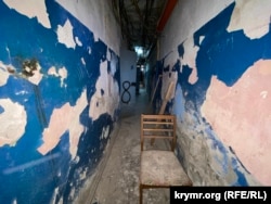 Коридор та двері камер в підвалі Херсонського управління поліції, де також під час окупації російські військові утримували затриманих українців