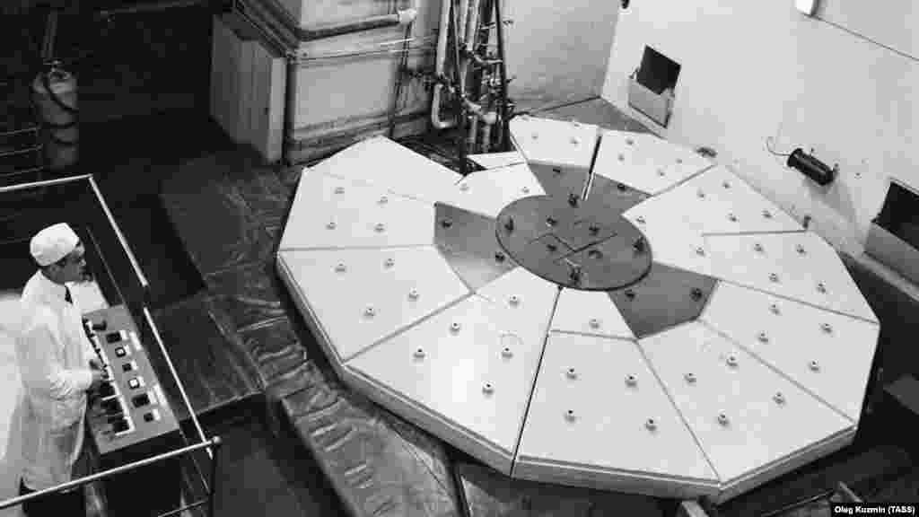 Egy korabeli fotó a „békés atomról” az Obnyinszki Atomerőmű belsejében. Az atomerőmű üzembe helyezésével kezdetét vette az atomenergia békés célú felhasználása a Szovjetunióban. Egy évvel korábban Eisenhower amerikai elnök az atomenergia békés felhasználását sürgette Atomok a békéért című, híres beszédében