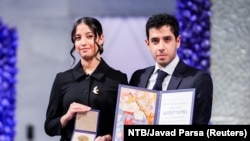Kiana (çepde) we Ali Rahmani 2023-nji ýylyň dekabrynda ejesiniň deregine Parahatçylyk boýunça Nobel baýragyny kabul edýärler. 