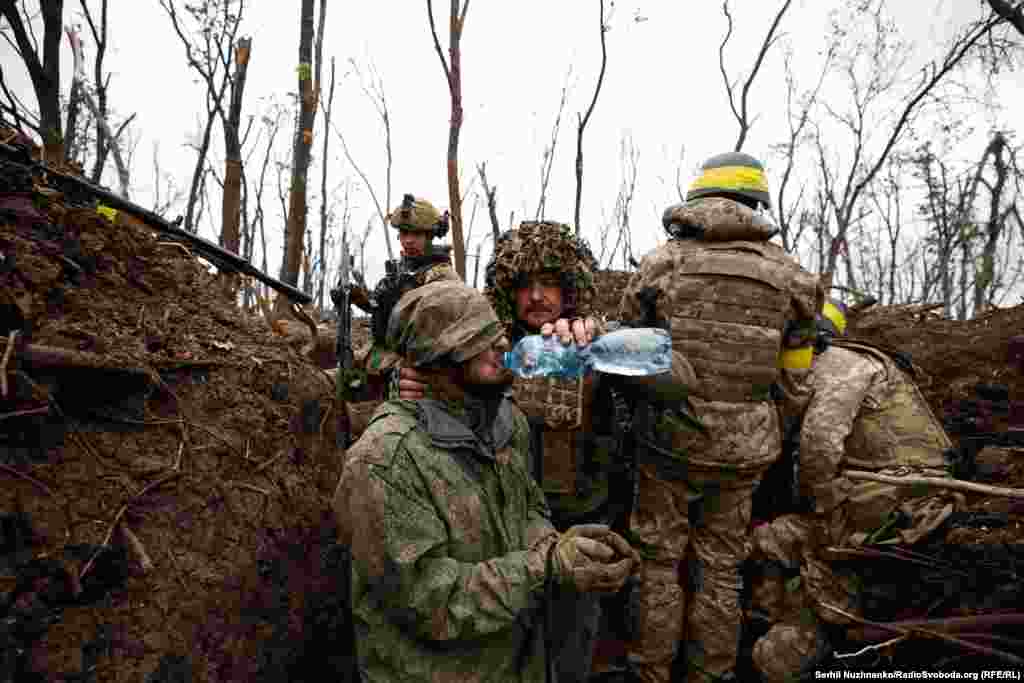 Під час бою українська армія захопила одного російського військового в полон. Ще один військовий, який був поруч із ним – підірвав себе гранатою. На фото військовий із позивним «Адвокат» дає воду полоненому 
