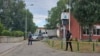 Policia e Kosovës e rrethon me shirit një objekt në veri të vendit, gjatë një aksioni për mbylljen e komunave paralele serbe, 30 gusht 2024.