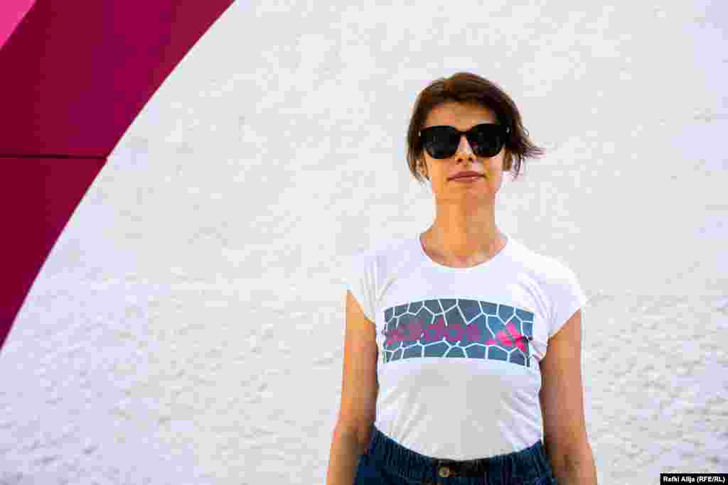 Milena Cvetanovska nga Maqedonia e Veriut ishte në Prizren për festivalin e teatrit. Ajo tha se një ngjarje e tillë është "pandan për festivalet e tjera botërore të këtij lloji". "Organizimi është shumë i mirë. Ka një publik që na pranon", tha ajo, e cila në festival merr pjesë së bashku me bashkëshortin e saj, Vojo.