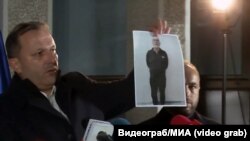 Ministar spoljnih poslova Severne Makedonije na konferenciji za novinare pokazuju sliku uhapšenog Ljupča Palevskog, osumnjičenog za ubistvo 14-godišnje Vanje Đorčevske i penzionera iz Velesa Panča Žežovskog