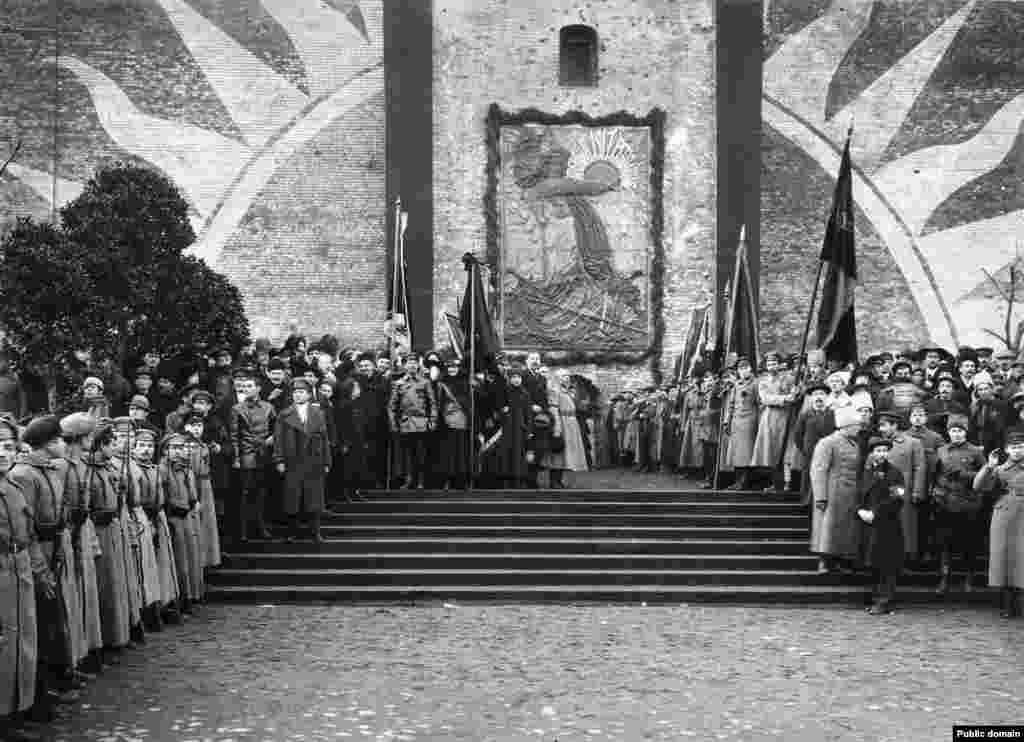 Bolșevicii la inaugurarea unui basorelief comemorativ pe zidurile Kremlinului. În anii imediat următori Revoluției bolșevice din 1917, în zona unde se află mausoleul de astăzi a fost amplasat acest basorelief care îi comemora pe comuniștii morți în timpul Revoluției din 1917 și îngropați în gropi comune la baza zidurilor Kremlinului. În această fotografie din noiembrie 1918, Vladimir Lenin (în centru stânga, cu mâna la șapcă) se află aproape exact pe locul unde va fi așezat cadavrul său îmbălsămat câțiva ani mai târziu.