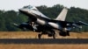 За планом F-16 Україна має отримати у 2024 році, каже Сергій Голубцов. На фото: нідерландський винищувач F-16 на авіабазі Фолькель, Нідерланди, 9 червня 2023 року