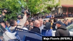 Граѓани пред општина Звечан.