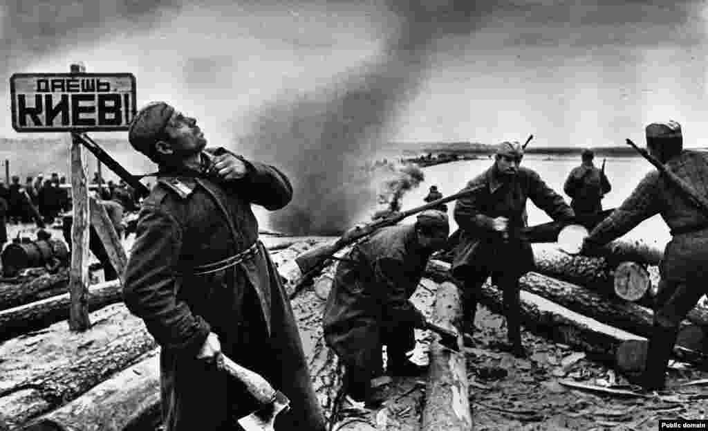 Soldații sovietici se pregătesc să treacă Niprul, în 1943. Pe semnul din stânga scrie: „Către Kiev!” După înfrângerea de către Armata Roșie a forțelor conduse de germani la Stalingrad, valul înaintării naziste în Uniunea Sovietică s-a întors. Luptele au revenit din nou pe teritoriul Ucrainei de astăzi, când Armata Roșie sovietică a împins armata lui Hitler înapoi, spre vest.