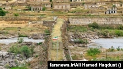 Flamuri i Iranit dhe ai i Azerbajxhanit valojnë në dy anët e Urës Kodafarin, ku gjendet kufirit mes dy vendeve.