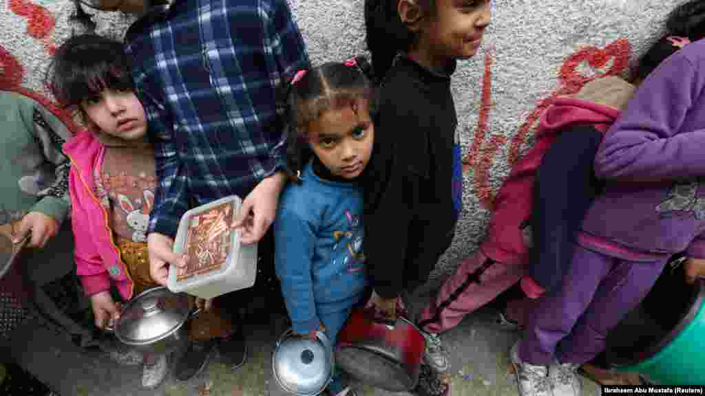 A napokban az UNICEF is azonnali humanitárius tűzszünetre szólított fel. „A harcok eszkalálódása Rafahban újabb pusztító fordulatot jelentene egy olyan háborúban, amely több mint huszonhétezer ember, többségükben nők és gyermekek halálát okozta. Szükségünk van arra, hogy Gáza utolsó megmaradt kórházai, menedékei, piacai és vízrendszerei működőképesek maradjanak. Ezek nélkül az éhínség és a betegség fokozódik, és még több gyermek életét követeli” – áll a közleményben