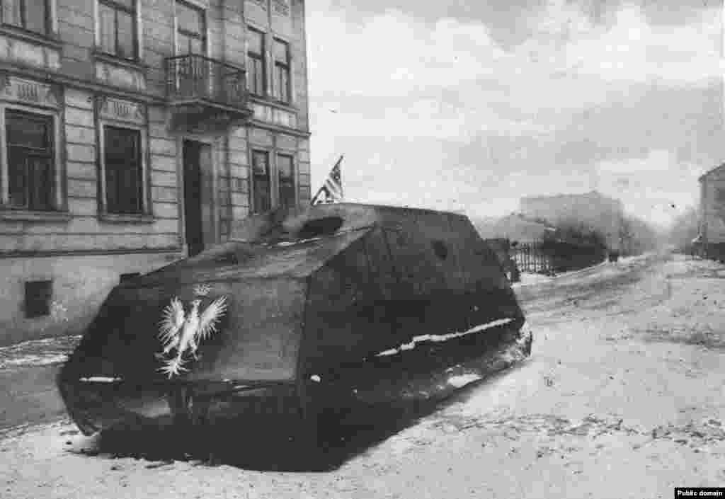 Un vehicul blindat improvizat cunoscut sub numele de Tancul lui Piłsudski, după liderul polonez Jozef Pilsudski. Mașina de război a fost probabil fotografiată în Lvov și poartă vulturul alb polonez și un steag american. După prăbușirea Imperiului Austro-Ungar în 1918, etnicii polonezi și ucraineni au purtat un război sângeros pentru controlul Lvovului, regiunii Zakarpattya și a altor zone din vestul Ucrainei de astăzi.