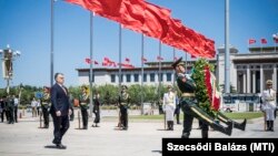 Orbán Viktor miniszterelnök koszorúz a pekingi Tienanmen téren 2017. május 13-án