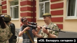Дзеці з акупаванага Расеяй Данбасу наведваюць брыгаду спэцназу ўнутраных войскаў (в/ч 3214) у Менску. Архіўнае фота газэты «СБ. Беларусь сегодня»