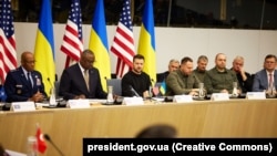 Під час засідання Контактної групи з питань оборони України у форматі «Рамштайн», Ллойд Остін – другий зліва. Штаб-квартира НАТО. Брюссель, Бельгія, 11 жовтня 2023 року