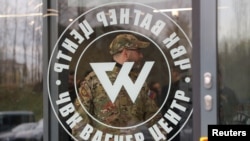 Тим часом, британська військова розвідка заявила 29 березня, що українські сили успішно відтіснили найманців ПВК «Вагнер» від одного з головних шляхів постачання міста