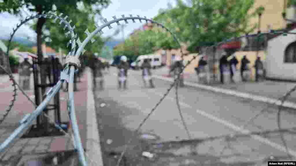 Përfaqësues të Listës Serbe, partisë më të madhe të serbëve në Kosovë, kanë thënë se do t’i vazhdojnë protestat derisa të përmbushen kërkesat e tyre, përkatësisht të tërhiqen edhe kryetarët shqiptarë të komunave, edhe njësitet speciale të Policisë së Kosovës nga veriu i Kosovës - i banuar me shumicë serbe.