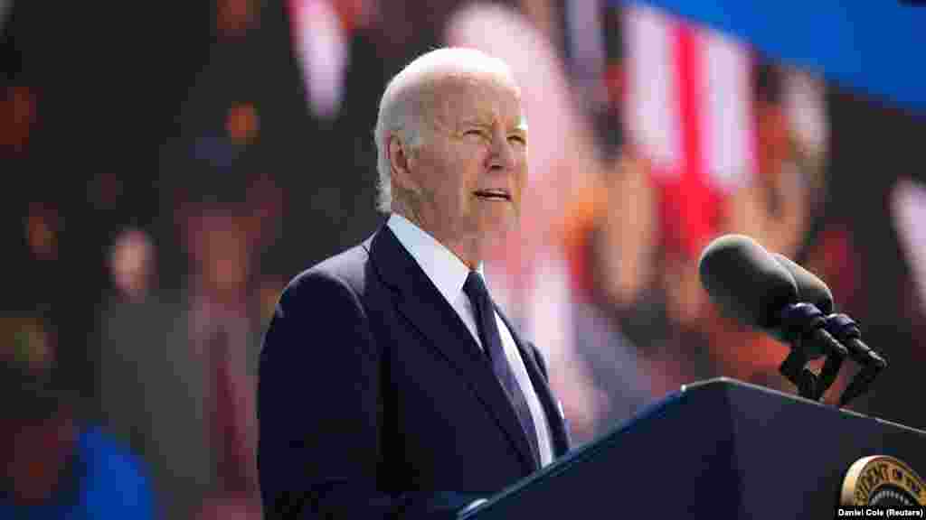 Joe Biden amerikai elnök június 6-án a franciaországi Colleville-sur-Merben, a normandiai amerikai temetőben, az emlékműnél a D-nap nyolcvanadik évfordulója alkalmából tartott beszédében megerősítette az Egyesült Államok elkötelezettségét Ukrajna védelme mellett. „Megadni magunkat a zsarnokoknak, meghajolni a diktátorok előtt egyszerűen elképzelhetetlen – mondta a II. világháborús veteránok előtt. – Ha ezt tennénk, az azt jelentené, hogy elfelejtenénk, ami itt történt, ezeken a megszentelt partokon” – tette hozzá