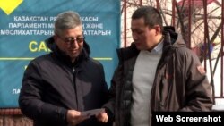 Белсенді Қосай Маханбаев (оң жақта) және адвокаты Айдынғали Табылдиев. Алматы, 17 ақпан, 2023 жыл.