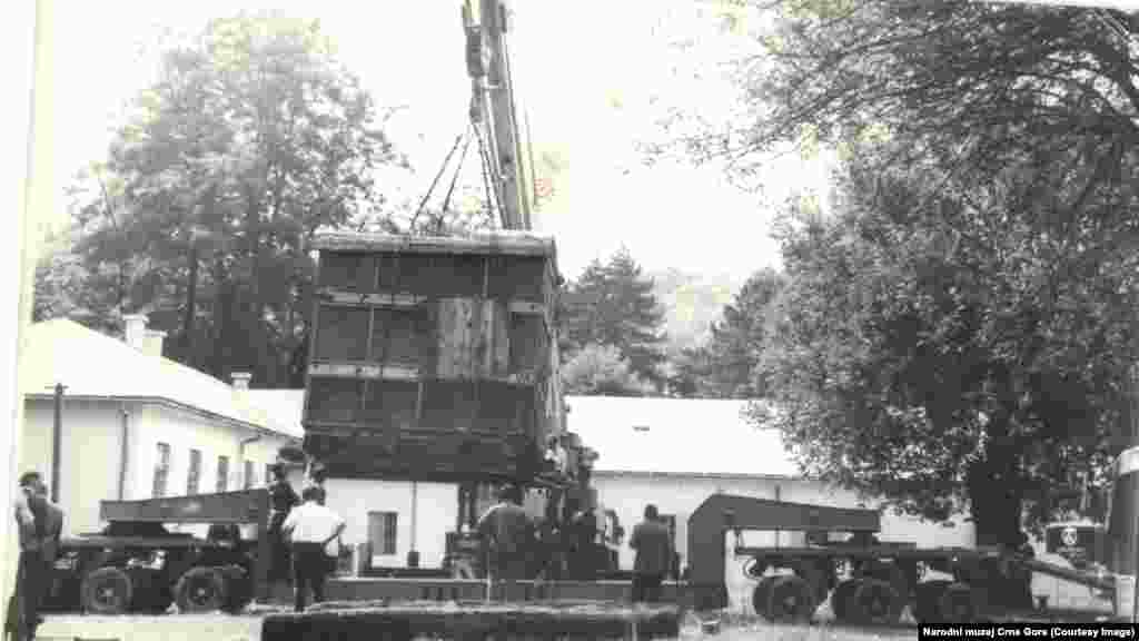 Iz Splita je na Cetinje septembra 1972. dopremljena skulptura teška 28 tona sa likom Petra II Petrovića Njegoša. Iz dvorišta Muzeja kralja Nikole na Cetinju, transportovana je na vrh Lovćena, pojasnio je za Radio Slobodna Evropa rukovodilac Istorijskog muzeja Filip Kuzman.