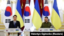 Президент України Володимир Зеленський і президент Південної Кореї Юн Сок Йоль (ліворуч). Київ, 15 липня 2023 року