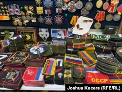 Шеврони на продаж на базарі в Ґюмрі