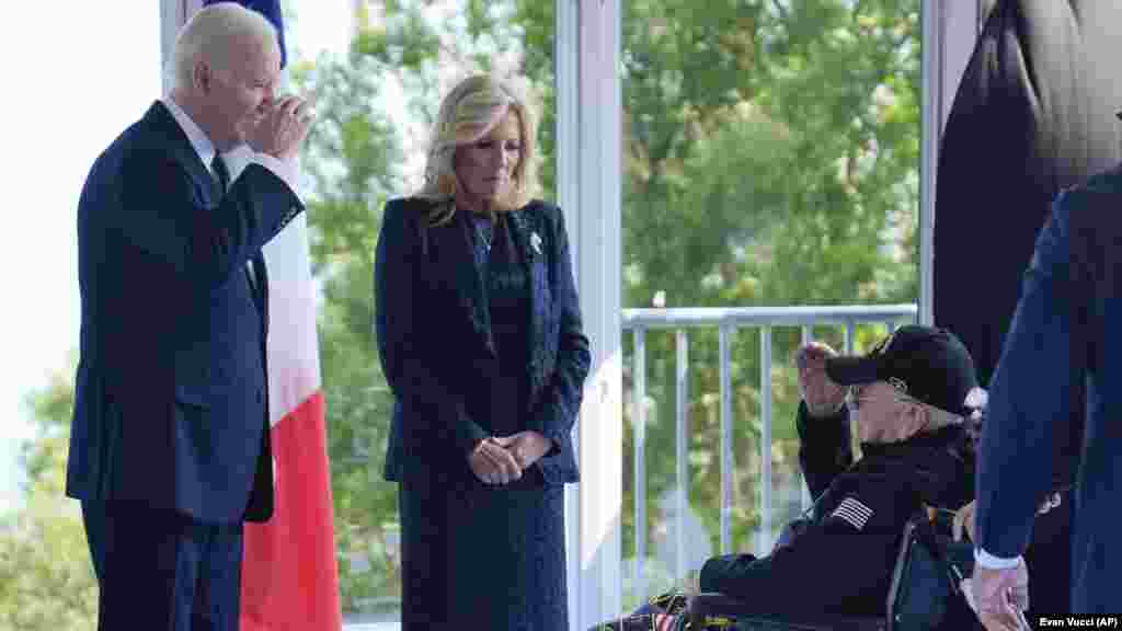 Joe Biden felesége és egy második világháborús veterán társaságában. „Nem szabad elfelejtenünk, hogy bár aznap itt hősök harcoltak, nem szabad elfelejtenünk, hogy mit kell tennünk ma. A demokrácia soha nem adott. Minden generációnak meg kell őriznie, meg kell védenie, és harcolnia kell érte. Ez korunk kihívása” – mondta Biden