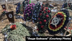 На одном из «вагнеровских» кладбищ.