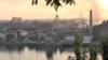 Fum deasupra șantierului naval care ar fi fost lovit de un atac cu rachete ucrainene în Sevastopol, Crimeea
