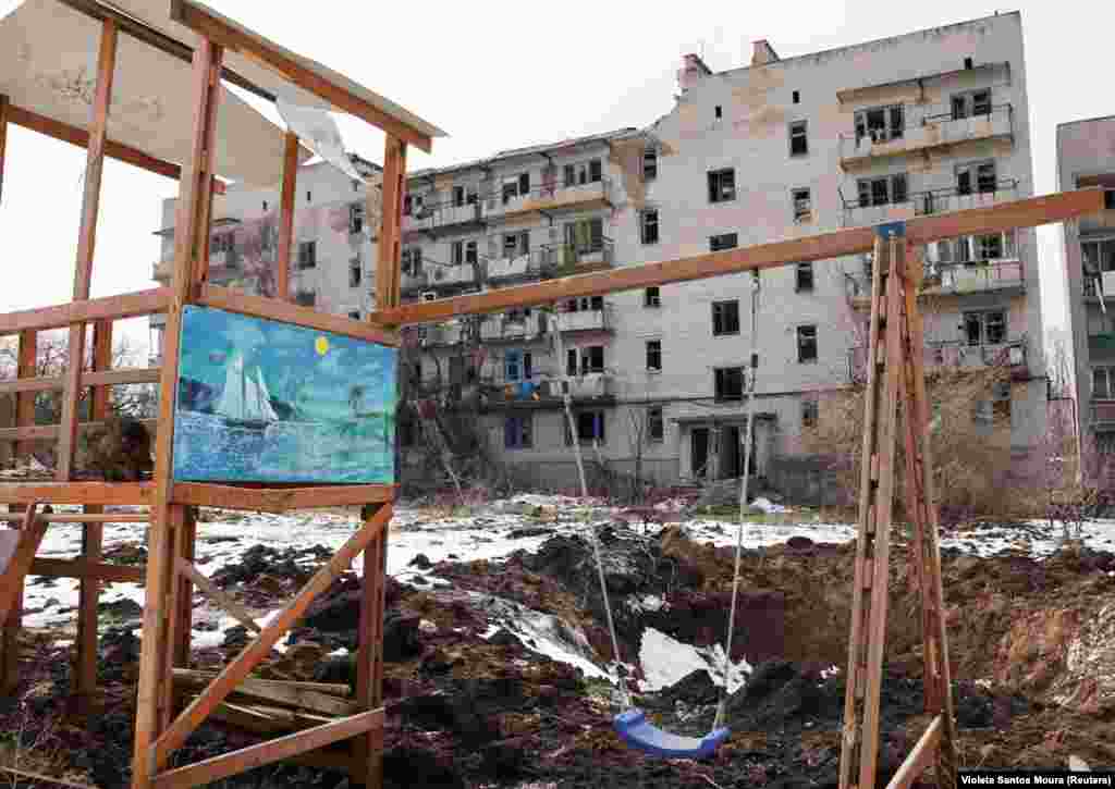 И соседните места околу Бахмут се уништени од гранатирањето на руските сили.