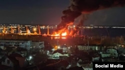 Fotografii și videoclipuri neverificate au arătat incendii în portul Feodosia din Crimeea, pe 26 decembrie 2023.