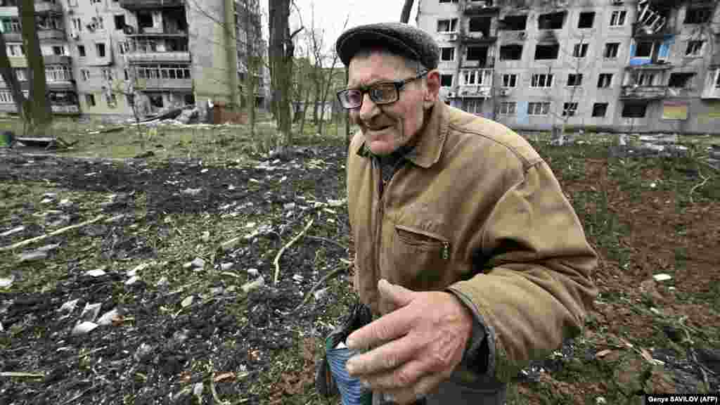 Grozdov este unul dintre localnicii care au ales să rămână printre clădirile ruinate ale fostului oraș. Jurnaliștii AFP l-au întâlnit pentru prima dată pe 4 aprilie (foto), după ce l-au găsit zăcând pe fundul unui crater. Pentru că nu vede bine, a căzut în timp ce strângea de pe jos mâncare care-i căzuse din geantă și nu a putut ieși de acolo.