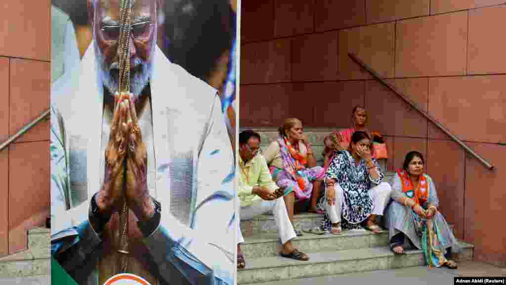 Narendra Modi indiai miniszterelnök kedden harmadik ciklusát kezdi meg, de a diadal kissé keserédes, ugyanis rosszabb eredményt ért el, mint 2019-ben. Ez azt jelenti, hogy egy évtized után először koalíciós partnerekre lesz szüksége a kormányalakításhoz. Az elmúlt években egyre nagyobb aggodalomra adott okot, hogy a BJP programja polarizálta az országot, és számos konfliktust szított a muszlimok és a hinduk között
