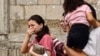 Një vajzë qan, teksa sheh shkatërrimet në Rafah në Rripin e Gazës më 29 tetor 2023. 