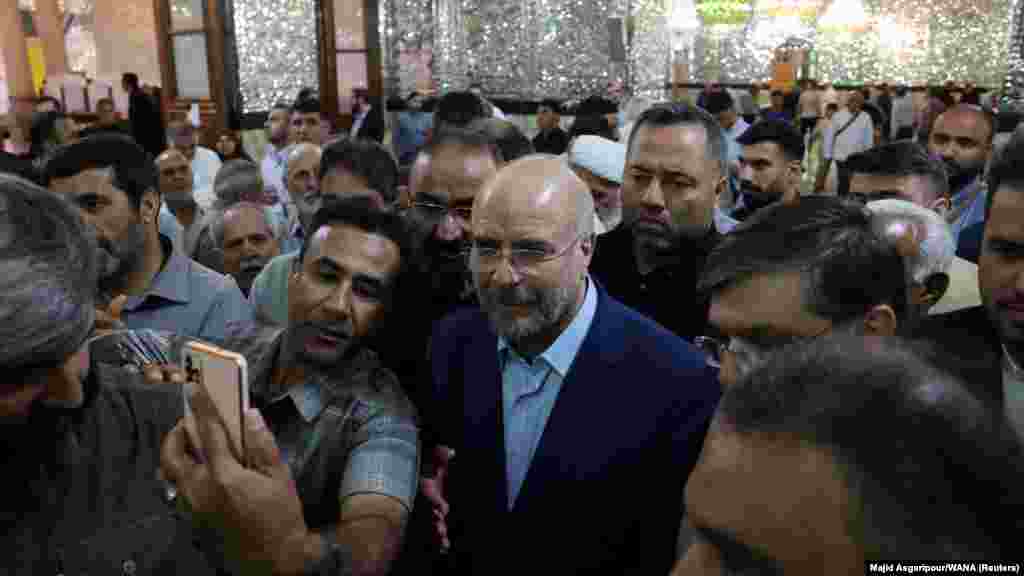 Támogatók gyűlnek Mohammad Baqer Qalibaf elnökjelölt köré, amikor a választás napján egy szentélyt látogat meg június 28-án Teheránban. A választáson indulásra jogosult négy jelölt egyike sem tudott elegendő szavazatot szerezni ahhoz, hogy egyértelműen győztesnek nyilvánítsák, ezért július 5-re második fordulót tűztek ki 