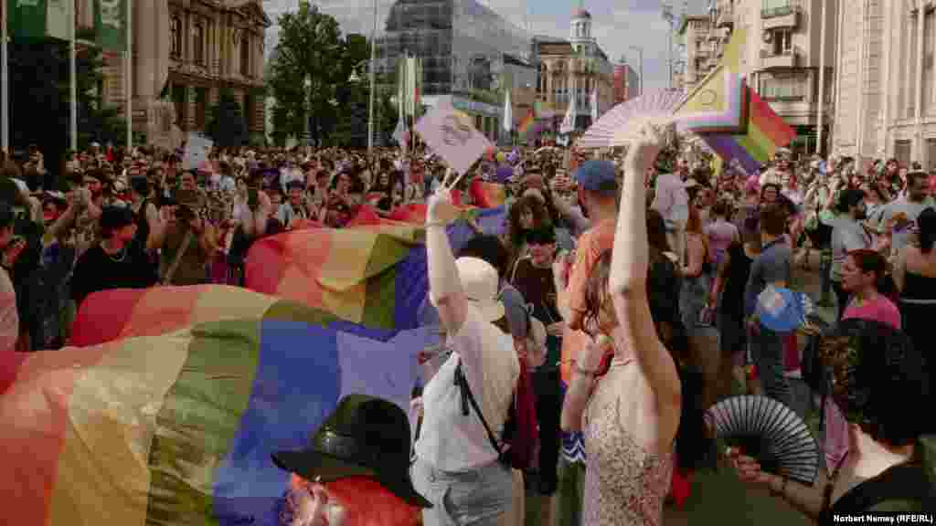 A korábban GayFest néven ismert Bukarest Pride rendezvényen közel huszonhétezer ember vett részt június 30-án. A felvonulás az LMBTQ-közösség sokszínűségét, láthatóságát és méltóságát ünnepelte