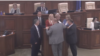 Deputații afiliați fugarului Șor au cerut demisia președintei Sandu în timp ce blocau tribuna Parlamentului.